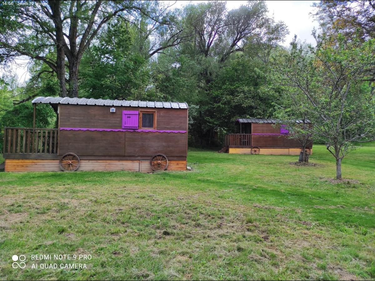 Camping, Hôtel De Plein Air Les Cariamas Chateauroux-les-Alpes Exterior foto