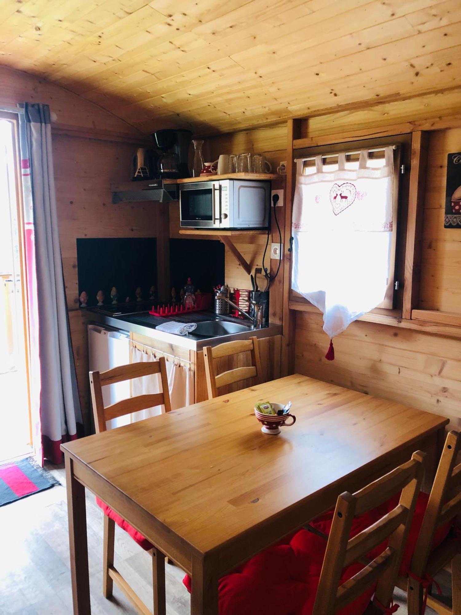 Camping, Hôtel De Plein Air Les Cariamas Chateauroux-les-Alpes Exterior foto