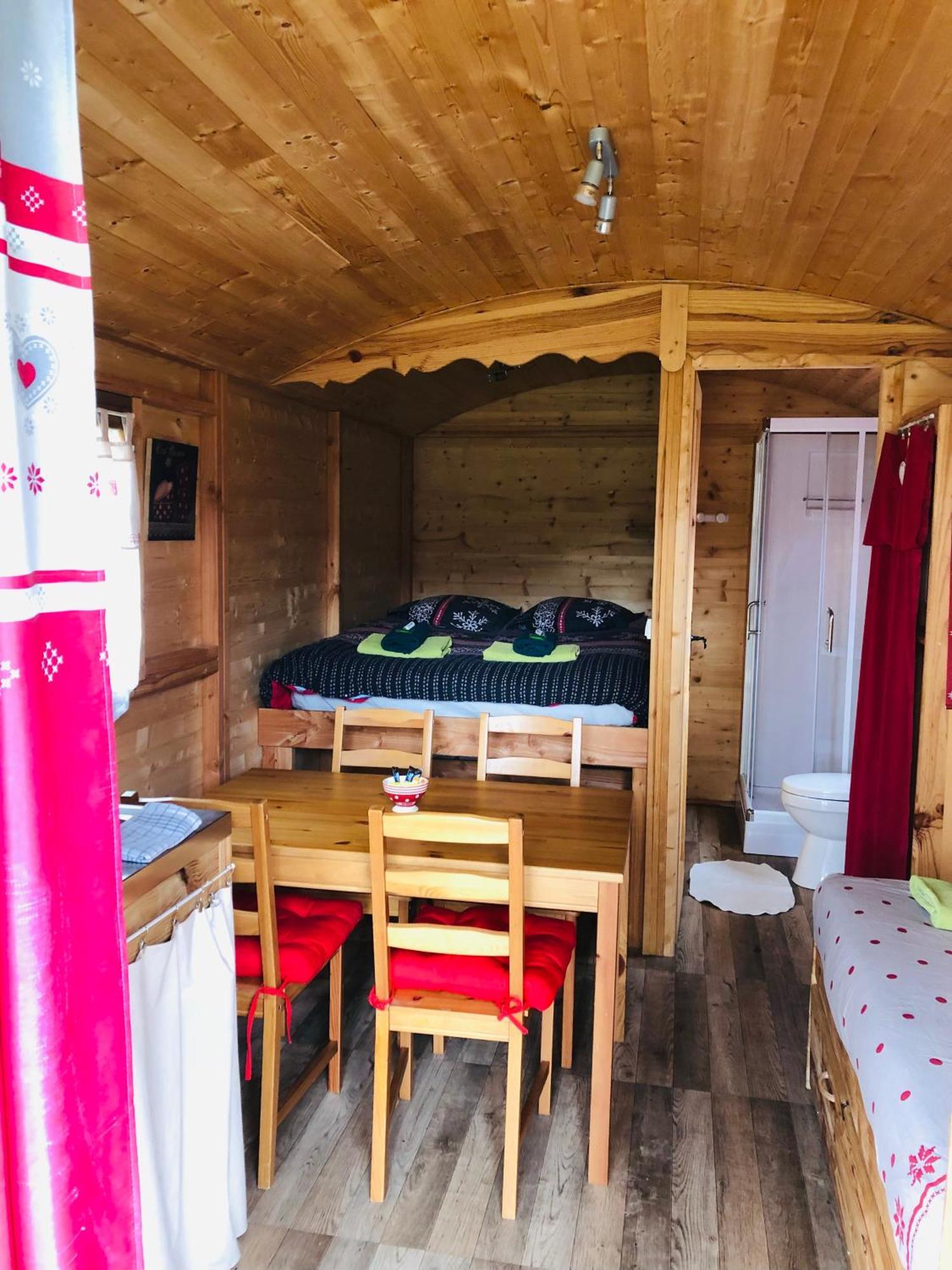 Camping, Hôtel De Plein Air Les Cariamas Chateauroux-les-Alpes Exterior foto