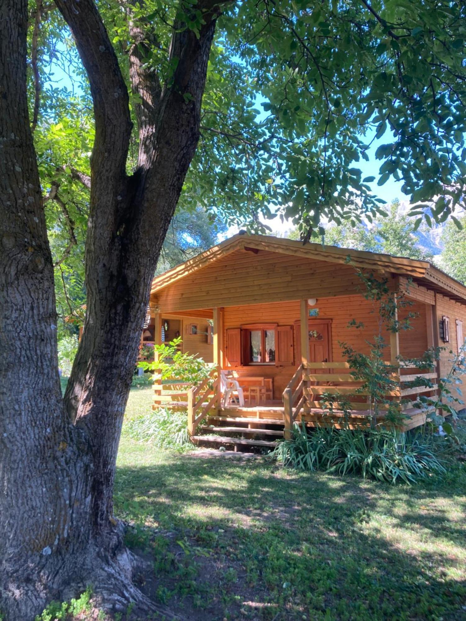 Camping, Hôtel De Plein Air Les Cariamas Chateauroux-les-Alpes Exterior foto