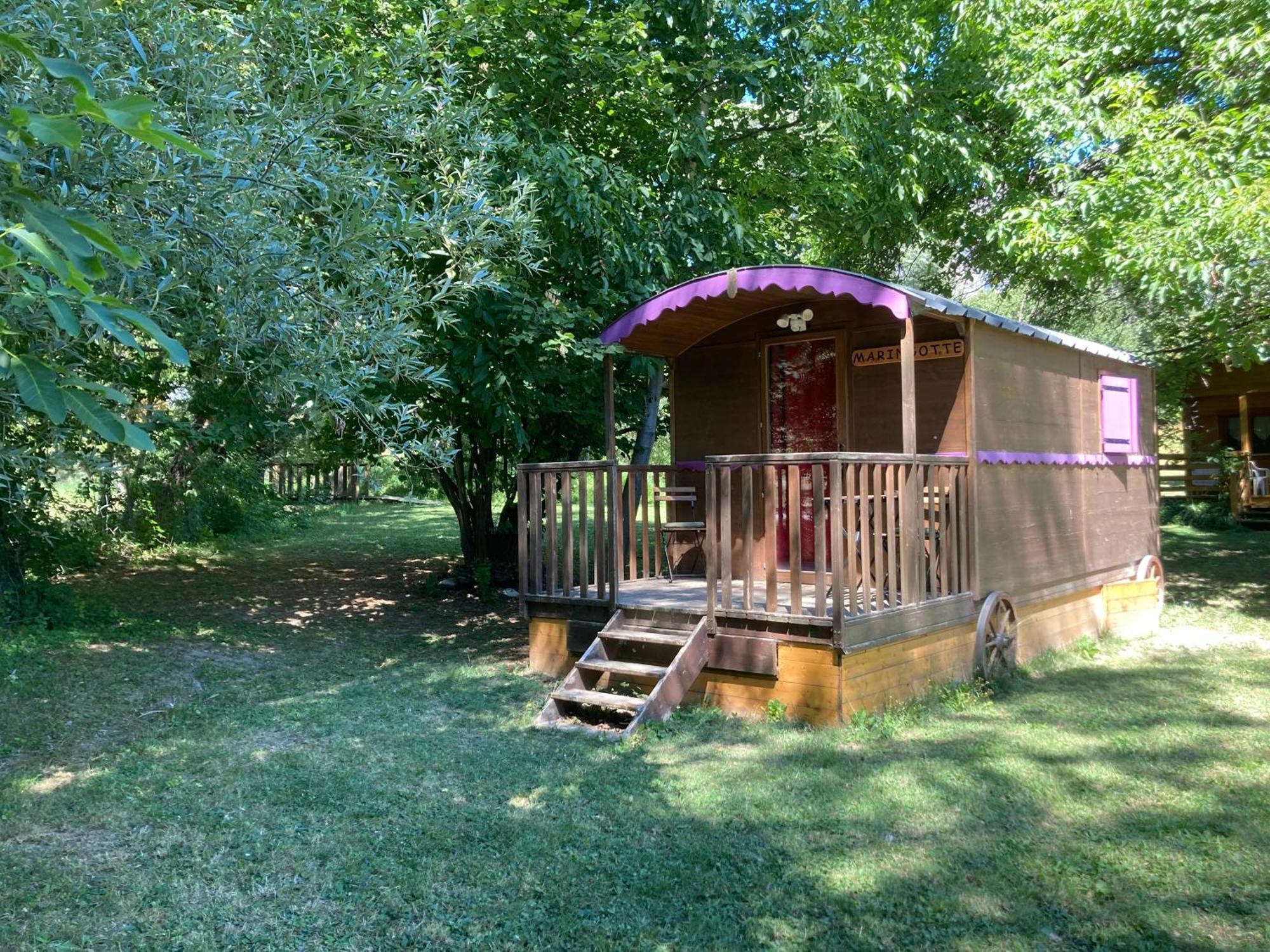 Camping, Hôtel De Plein Air Les Cariamas Chateauroux-les-Alpes Exterior foto