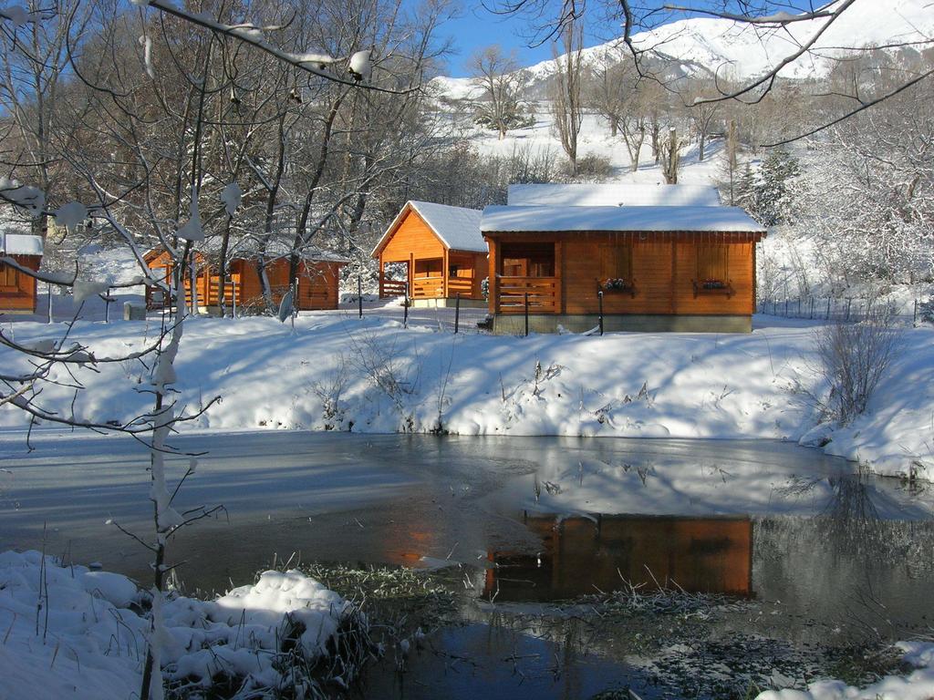 Camping, Hôtel De Plein Air Les Cariamas Chateauroux-les-Alpes Exterior foto