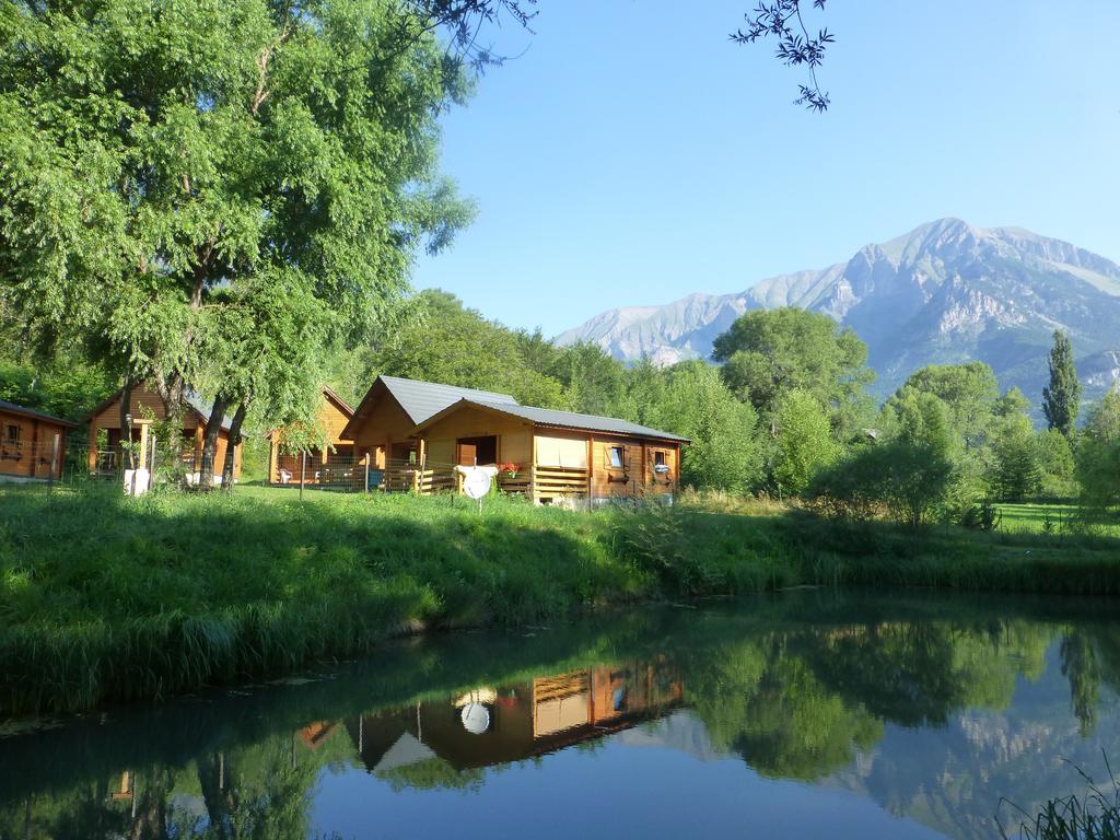 Camping, Hôtel De Plein Air Les Cariamas Chateauroux-les-Alpes Exterior foto