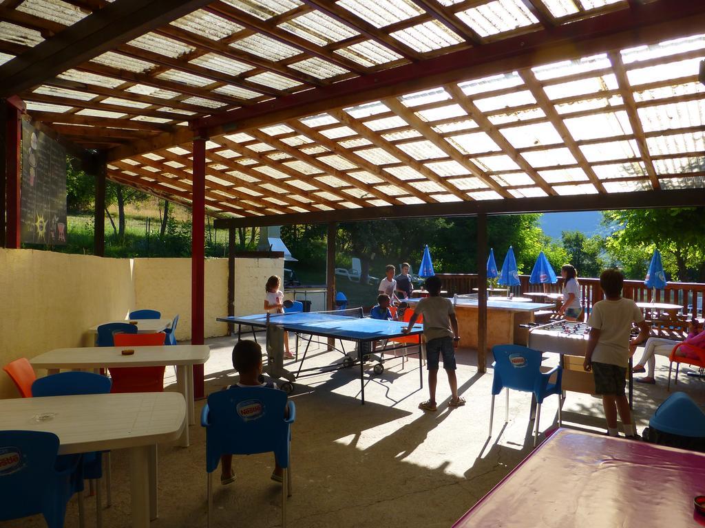 Camping, Hôtel De Plein Air Les Cariamas Chateauroux-les-Alpes Exterior foto