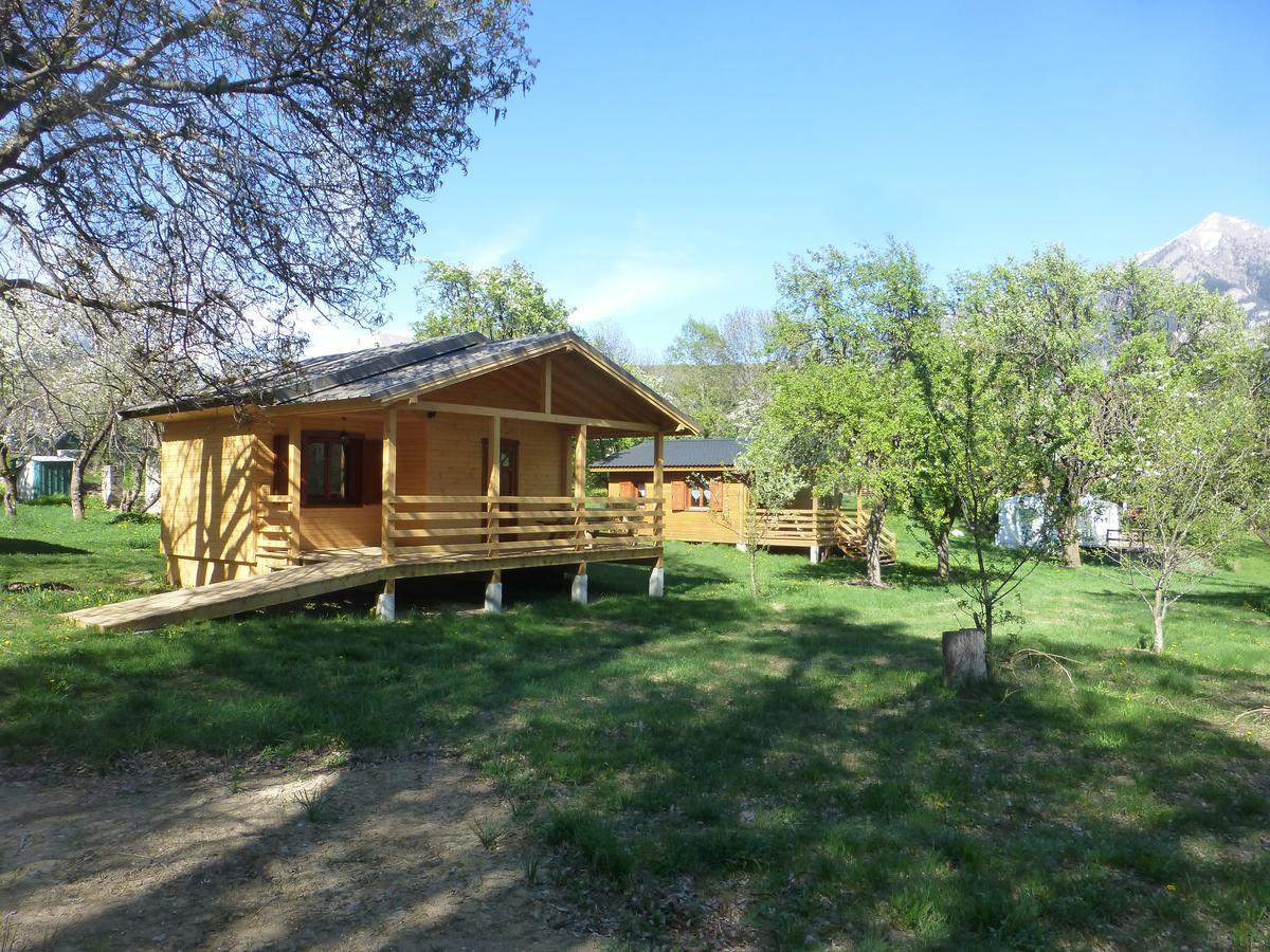 Camping, Hôtel De Plein Air Les Cariamas Chateauroux-les-Alpes Exterior foto