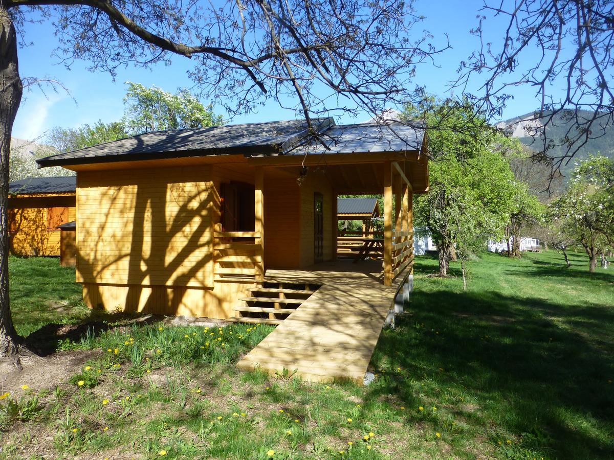 Camping, Hôtel De Plein Air Les Cariamas Chateauroux-les-Alpes Exterior foto